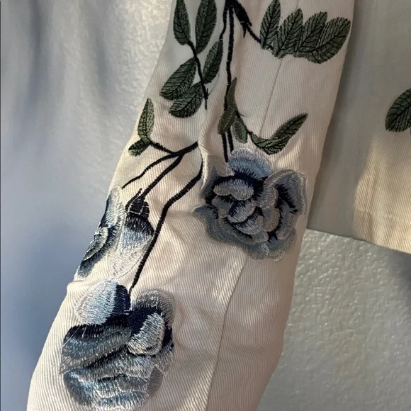 STOOSH White jean jacket. Beautiful detailed Blue floral embroidery. Size small - Picture 7 of 12